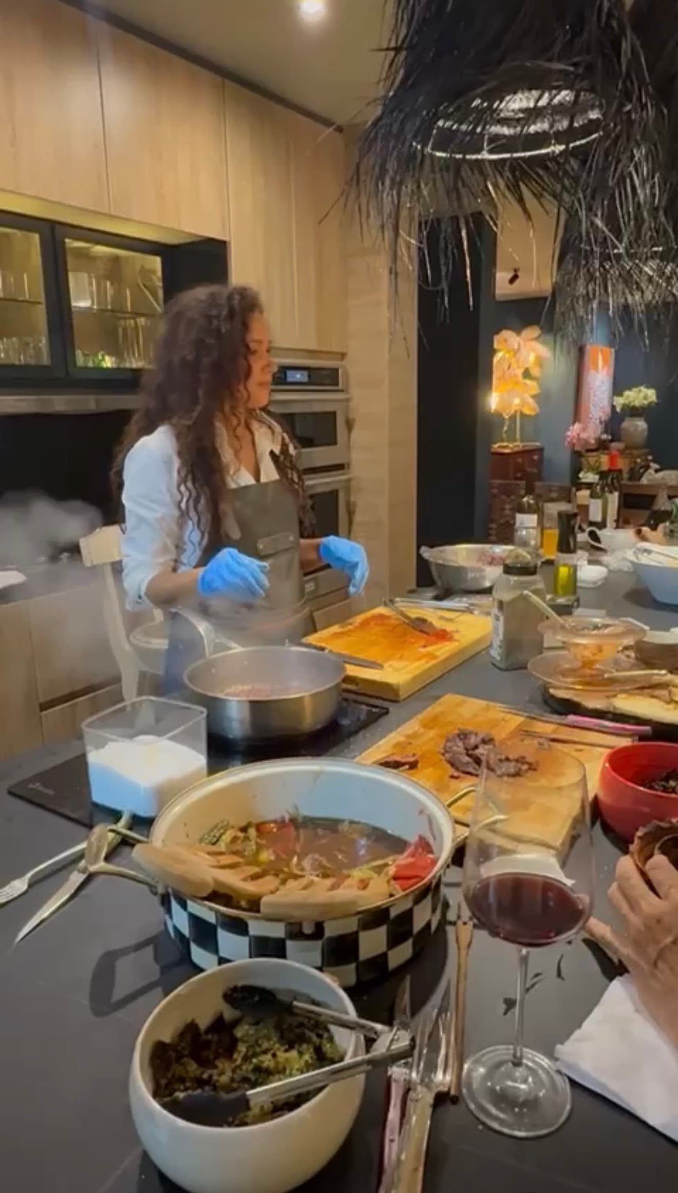 Chef preparando un plato de autor